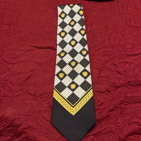 Versace Other - Gianni Versace Vintage tie 100% Silk Made in Spain